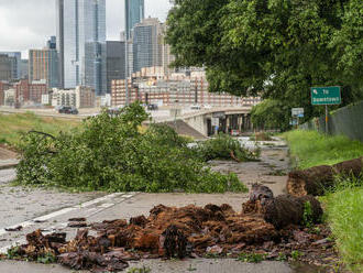 Juh USA zasiahli búrky s vetrom o sile hurikánu, Houston hlási už štyroch mŕtvych