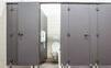 Britská vláda chce, aby v nových budovách v Anglicku boli povinne oddelené toalety