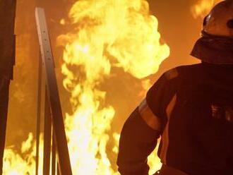 Pneuservis v Rimavskej Robote zachvátili plamene: Zasahovať muselo vyše 30 hasičov!