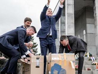 Fico priniesol na Slavín veľké škatule: Neuveríte, čo z nich vytiahol! To vám niečo pripomenie