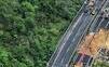 Zrútená diaľnica v Číne: Nešťastie si vyžiadalo takmer 50 obetí