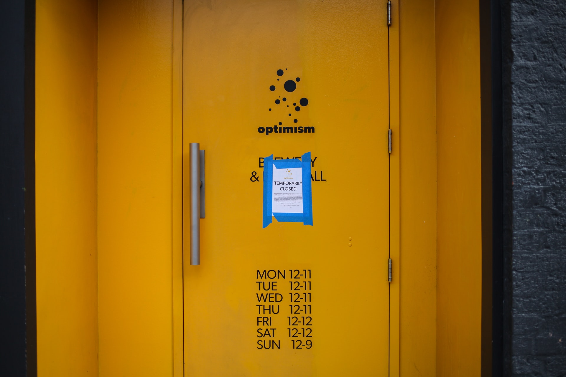 Irónia všedného dňa: Podnik s názvom „Optimizmus“ je dočasne zatvorený. Autor fotografie je Nick Bolton.
